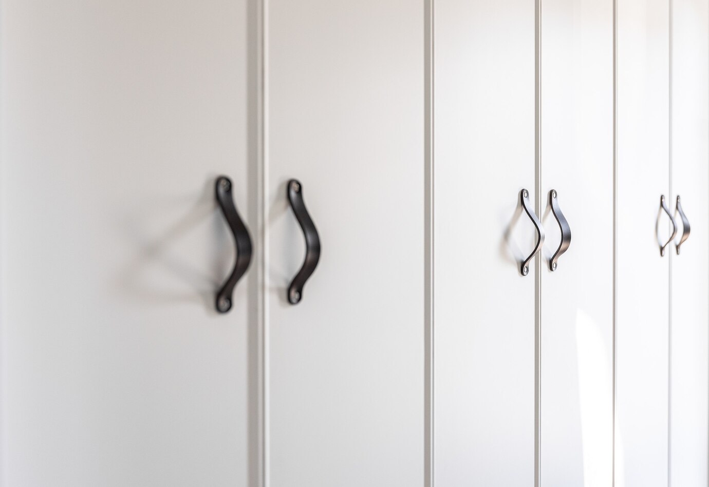 cerca-muebles-blancos-minimalistas-asas-negras-detalles-armario-cocina_169016-13054 cerca-muebles-blancos-minimalistas-asas-negras-detalles-armario-cocina_169016-13054